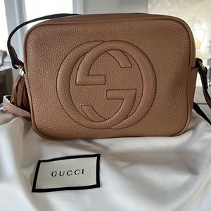 Gucci Pebbled Calfskin Small Soho Disco Bag Camelia